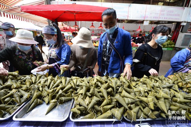 有老板一天賣2噸！端午將至，昆明街頭粽子上市 龍宇丹 攝