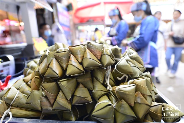 有老板一天賣2噸！端午將至，昆明街頭粽子上市 龍宇丹 攝