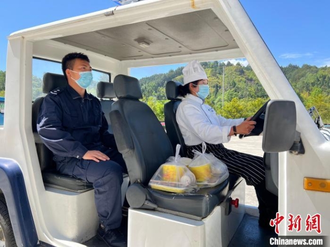 云南保山：“警媽媽”用“繡花功夫”戍守邊疆24載