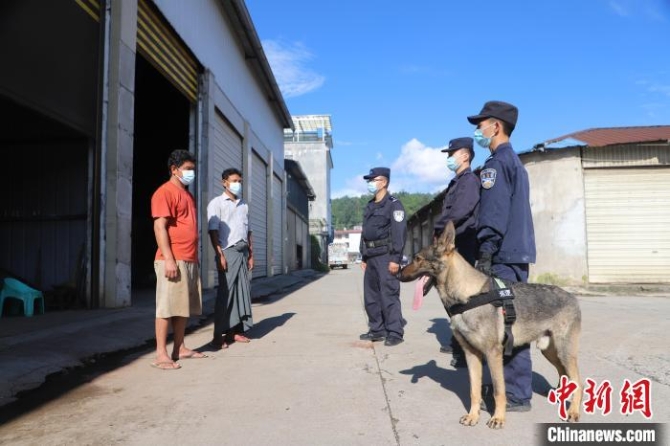 圖為民警開(kāi)展疫情防控工作。　劉桐 攝