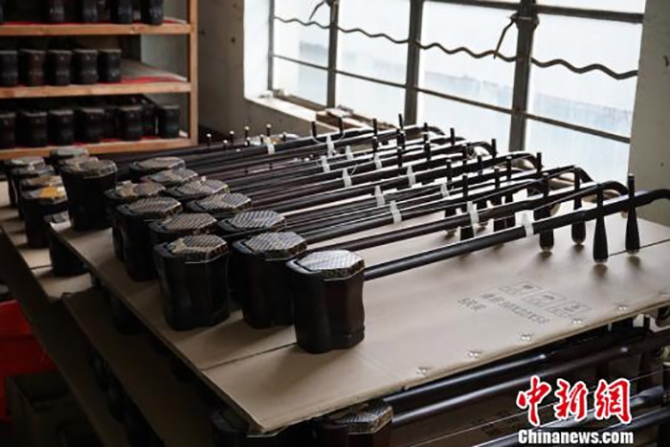 資料圖為成品二胡正準(zhǔn)備打包發(fā)往全國各地。