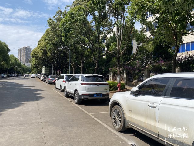 智慧停車 云智停車 停車費(fèi)離場(chǎng)后也可補(bǔ)繳，收費(fèi)有爭(zhēng)議可向平臺(tái)申請(qǐng)人工修正 春城晚報(bào)-開屏新聞?dòng)浾?孫琴霞 攝影報(bào)道