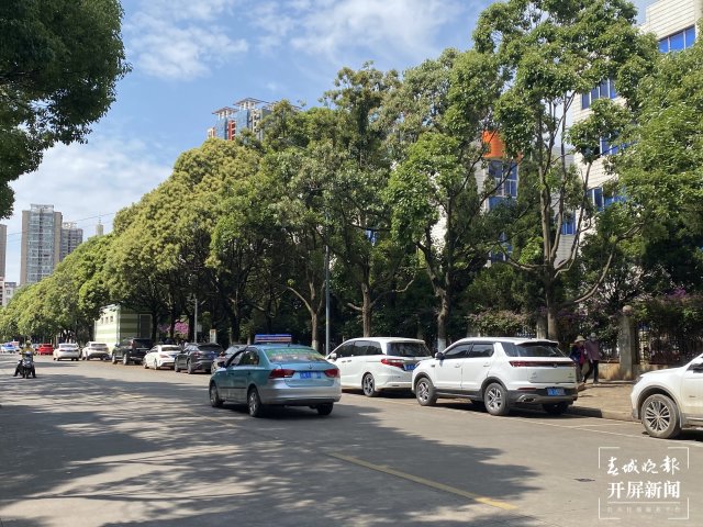 智慧停車 云智停車 停車費(fèi)離場(chǎng)后也可補(bǔ)繳，收費(fèi)有爭(zhēng)議可向平臺(tái)申請(qǐng)人工修正 春城晚報(bào)-開屏新聞?dòng)浾?孫琴霞 攝影報(bào)道