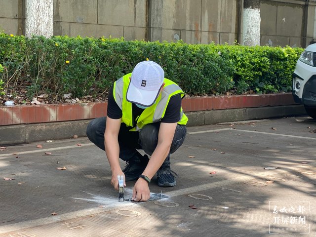 智慧停車 云智停車 停車費(fèi)離場(chǎng)后也可補(bǔ)繳，收費(fèi)有爭(zhēng)議可向平臺(tái)申請(qǐng)人工修正 春城晚報(bào)-開屏新聞?dòng)浾?孫琴霞 攝影報(bào)道