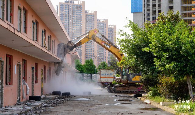 昆明官渡區(qū)清拆3500平違建！該地塊擬建學(xué)校 羅宗偉 通訊員 虞楊 郭武輝攝