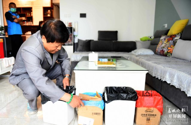 “昆明垃圾分類觀察團(tuán)”走近分類達(dá)人，兩個小紙箱也能做分類垃圾桶 春城晚報-開屏新聞記者 孫琴霞 攝影報道