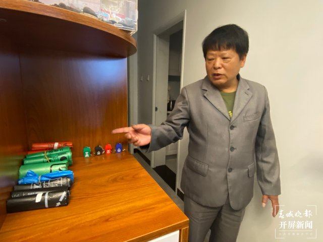 “昆明垃圾分類觀察團(tuán)”走近分類達(dá)人，兩個小紙箱也能做分類垃圾桶 春城晚報-開屏新聞記者 孫琴霞 攝影報道