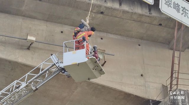 一男子高空作業(yè)“懸吊”鐵路橋 32米登高平臺消防車緊急救人.jpg
