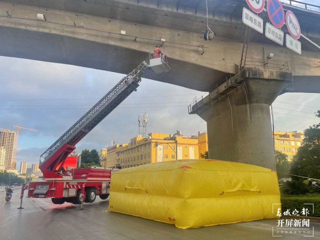一男子高空作業(yè)“懸吊”鐵路橋 32米登高平臺消防車緊急救人 (2).jpg