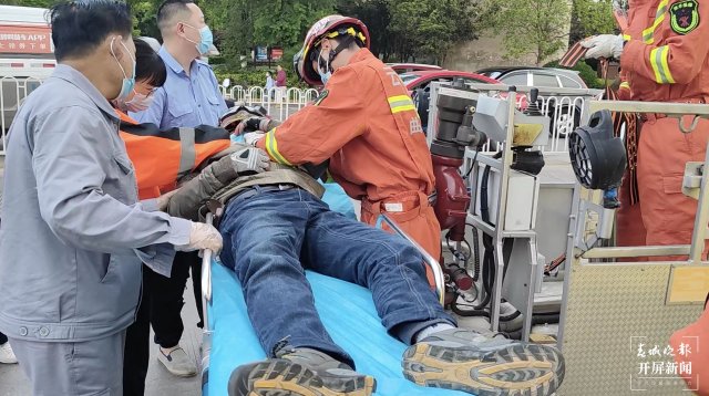 一男子高空作業(yè)“懸吊”鐵路橋 32米登高平臺消防車緊急救人 (3).jpg