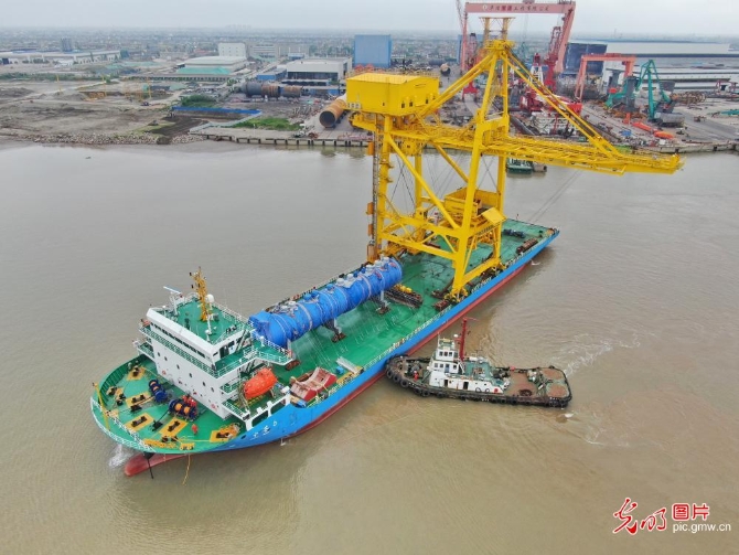 江蘇啟東：橋式抓斗卸船機首次出口印尼