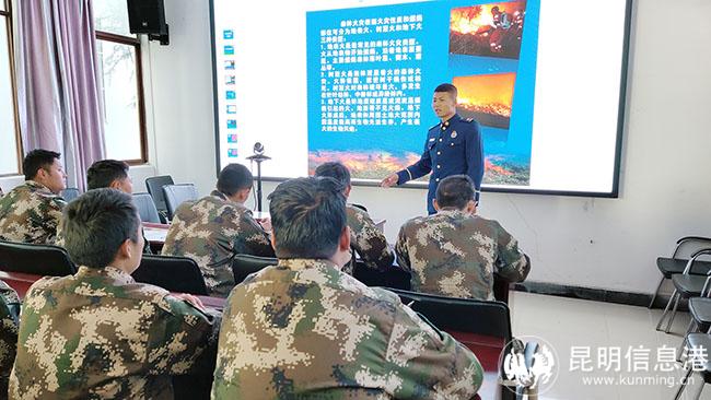 4 為撲火隊(duì)講解防滅火理論 4 為撲火隊(duì)講解防滅火理論