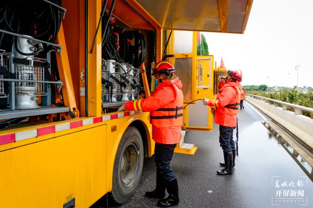 昆明開展極端天氣條件下城市洪澇災(zāi)害應(yīng)急演練（龍宇丹攝）