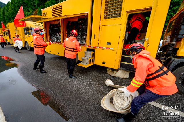 昆明開展極端天氣條件下城市洪澇災(zāi)害應(yīng)急演練（龍宇丹攝）