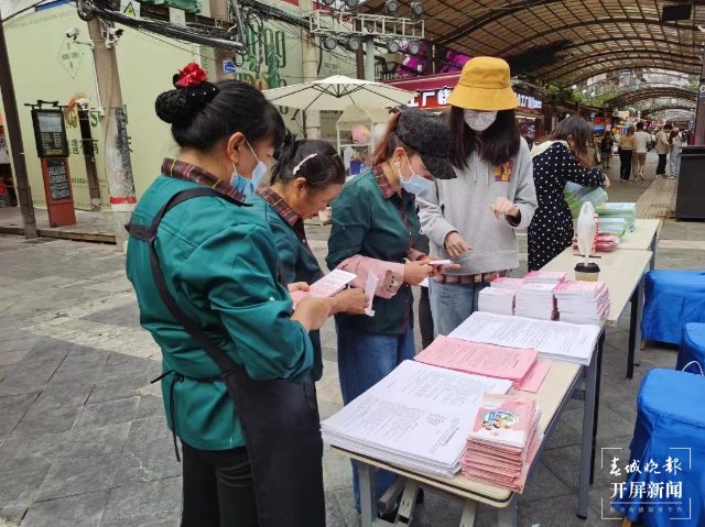 專題講座 法律咨詢，昆明市婦聯(lián)推動(dòng)家庭教育