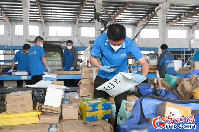 【組圖】上海郵政快遞業(yè)復(fù)工復(fù)產(chǎn)取得初步成效 爭取6月上中旬快遞網(wǎng)點(diǎn)全部恢復(fù)運(yùn)營