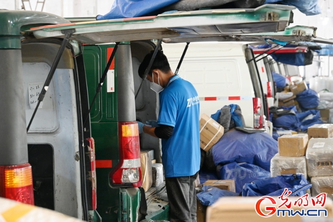 【組圖】上海郵政快遞業(yè)復(fù)工復(fù)產(chǎn)取得初步成效 爭取6月上中旬快遞網(wǎng)點(diǎn)全部恢復(fù)運(yùn)營