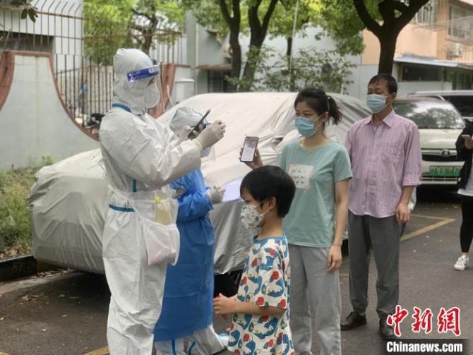 季申澤化身“大白”，協(xié)助核酸、跑封控樓等?！∈茉L者供圖