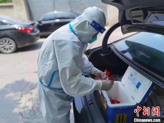 與時(shí)間賽跑的核酸樣本轉(zhuǎn)運(yùn)員:早一分送達(dá)少一分傳播風(fēng)險(xiǎn)