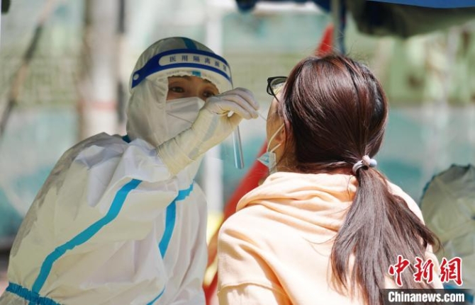 資料圖為居民進(jìn)行核酸檢測(cè)?！●R銘言 攝