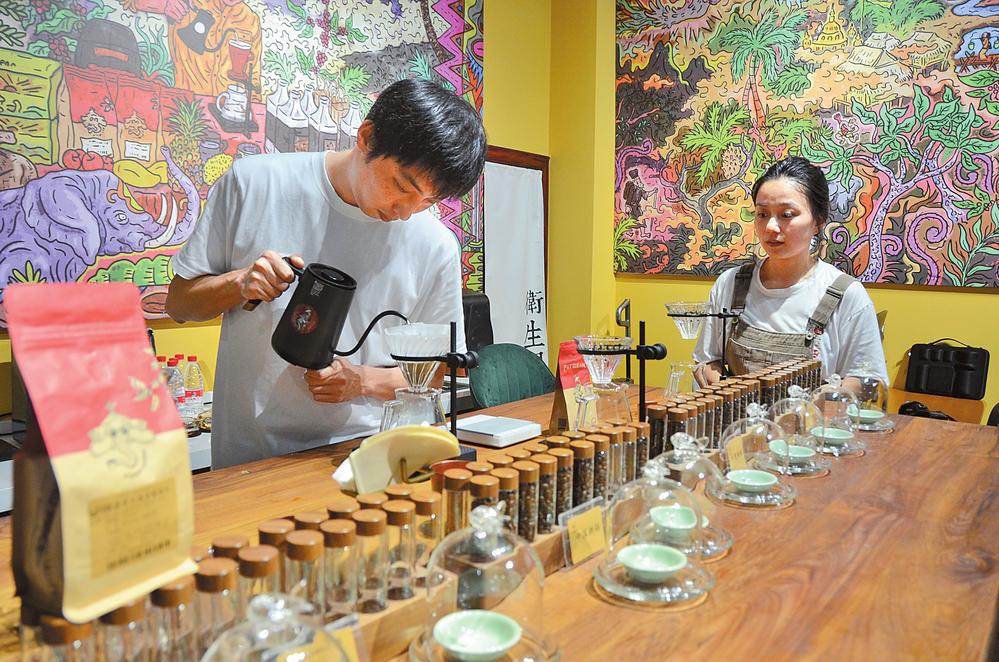 德宏蕓茶屋咖啡有限公司員工在沖泡咖啡 德宏蕓茶屋咖啡有限公司員工在沖泡咖啡