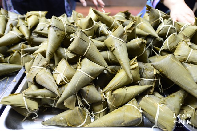 有老板一天賣2噸！端午將至，昆明街頭粽子上市 龍宇丹 攝