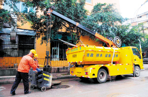 昆明排水公司工作人員對地下管網(wǎng)進行清淤。 記者杜文蕾攝