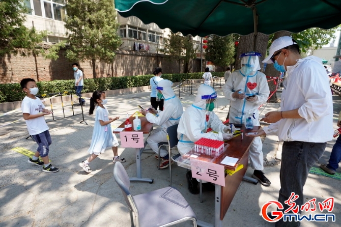 【組圖】高溫下的核酸檢測(cè)現(xiàn)場(chǎng):遮陽傘+冰塊為“大白”送上避暑“涼”方 【組圖】高溫下的核酸檢測(cè)現(xiàn)場(chǎng):遮陽傘+冰塊為“大白”送上避暑“涼”方