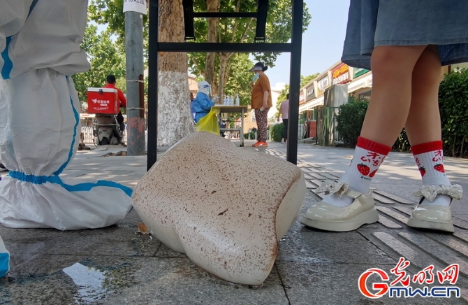 【組圖】高溫下的核酸檢測(cè)現(xiàn)場(chǎng):遮陽傘+冰塊為“大白”送上避暑“涼”方 【組圖】高溫下的核酸檢測(cè)現(xiàn)場(chǎng):遮陽傘+冰塊為“大白”送上避暑“涼”方