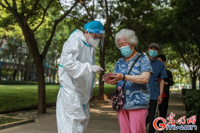 【組圖】高溫下的核酸檢測(cè)現(xiàn)場(chǎng):遮陽傘+冰塊為“大白”送上避暑“涼”方 【組圖】高溫下的核酸檢測(cè)現(xiàn)場(chǎng):遮陽傘+冰塊為“大白”送上避暑“涼”方