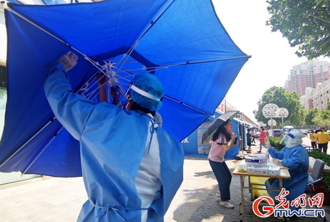 【組圖】高溫下的核酸檢測(cè)現(xiàn)場(chǎng):遮陽傘+冰塊為“大白”送上避暑“涼”方 【組圖】高溫下的核酸檢測(cè)現(xiàn)場(chǎng):遮陽傘+冰塊為“大白”送上避暑“涼”方