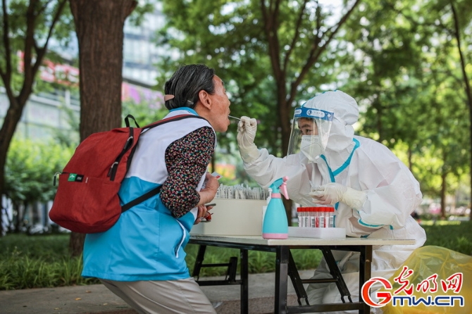 【組圖】高溫下的核酸檢測(cè)現(xiàn)場(chǎng):遮陽傘+冰塊為“大白”送上避暑“涼”方 【組圖】高溫下的核酸檢測(cè)現(xiàn)場(chǎng):遮陽傘+冰塊為“大白”送上避暑“涼”方