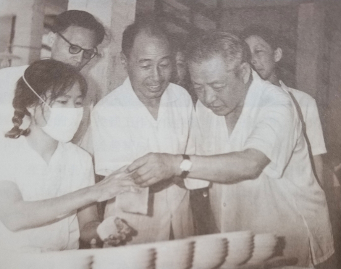 習(xí)仲勛在廣東積極探索國有企業(yè)改革的路子，支持并推廣“清遠經(jīng)驗”，擴大企業(yè)自主權(quán)，提高企業(yè)生產(chǎn)效率。圖為習(xí)仲勛考察企業(yè)，了解企業(yè)生產(chǎn)和改革情況。