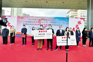 兩家企業(yè)分別向昆明市殘聯(lián)捐贈200萬元和8萬元愛心款。 本組圖片記者王俊星攝