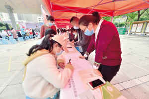 在招聘展臺前，很多殘疾人應(yīng)聘。