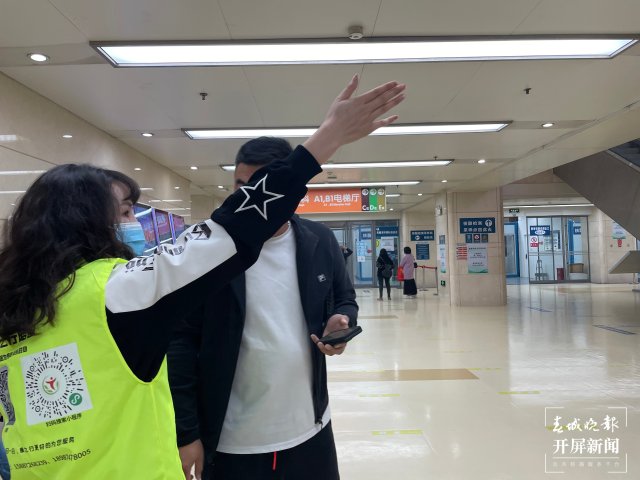 陪診半天198元、一天298元……昆明也有陪診師啦！ 張?zhí)镱?攝