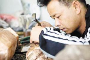 匠師正在制作斑銅工藝品。