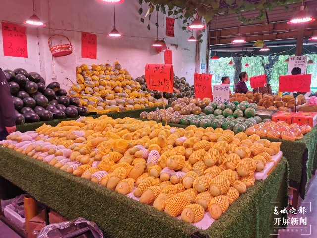 藍莓低至30元/公斤！昆明時令水果大量上市（開屏新聞記者 李賽 攝）