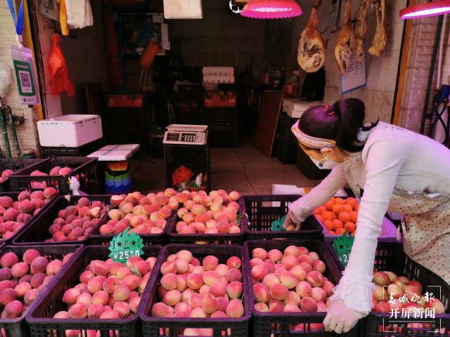 藍莓低至30元/公斤！昆明時令水果大量上市（開屏新聞記者 李賽 攝）