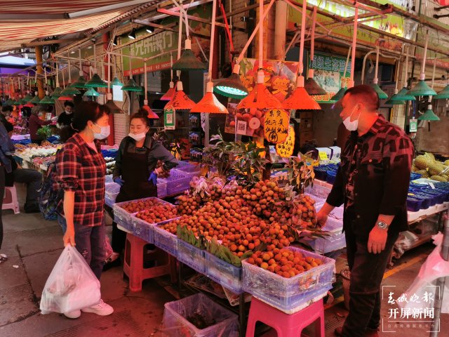 藍莓低至30元/公斤！昆明時令水果大量上市（開屏新聞記者 李賽 攝）