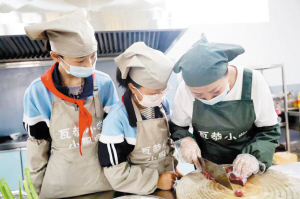 孩子學做菜。