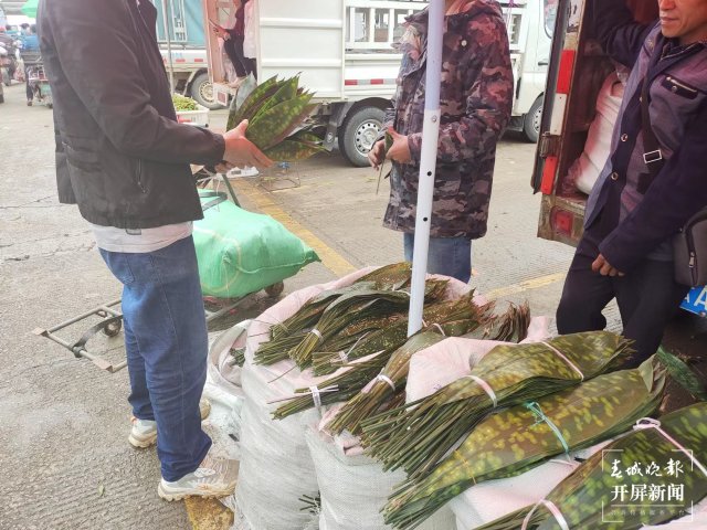 端午節(jié)將至，昆明市場(chǎng)上粽葉開(kāi)始熱賣(mài) 夏體雷 攝