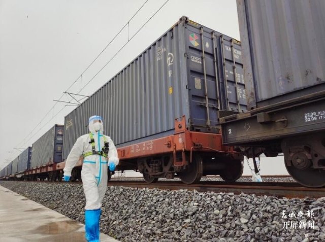 全國(guó)首趟陸海新通道中老鐵路“鐵路快通”班列出境（開(kāi)屏新聞?dòng)浾?張勇 通訊員 鐘九生 攝）