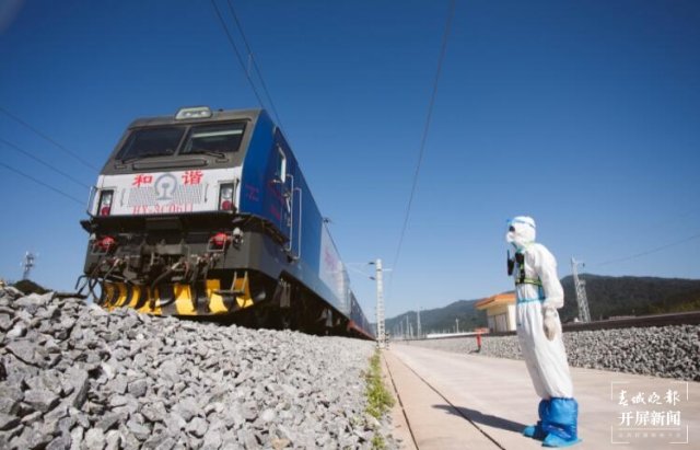 全國(guó)首趟陸海新通道中老鐵路“鐵路快通”班列出境（開(kāi)屏新聞?dòng)浾?張勇 通訊員 鐘九生 攝）