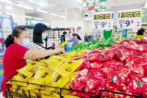 　圖為市民在沃爾瑪云山路店選購粽子。