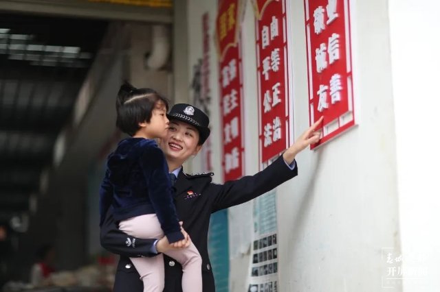 曲靖“社區(qū)閨女”唐楚然獲“全國(guó)公安機(jī)關(guān)愛(ài)民模范”榮譽(yù)稱號(hào)（開(kāi)屏新聞?dòng)浾?蔣瓊波 通訊員 顧慶忠 攝）