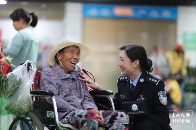 曲靖“社區(qū)閨女”唐楚然獲“全國(guó)公安機(jī)關(guān)愛(ài)民模范”榮譽(yù)稱號(hào)（開(kāi)屏新聞?dòng)浾?蔣瓊波 通訊員 顧慶忠 攝）