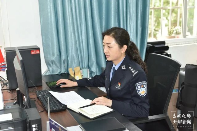 曲靖“社區(qū)閨女”唐楚然獲“全國(guó)公安機(jī)關(guān)愛(ài)民模范”榮譽(yù)稱號(hào)（開(kāi)屏新聞?dòng)浾?蔣瓊波 通訊員 顧慶忠 攝）