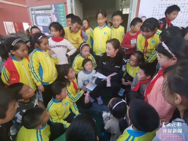 曲靖“社區(qū)閨女”唐楚然獲“全國(guó)公安機(jī)關(guān)愛(ài)民模范”榮譽(yù)稱號(hào)（開(kāi)屏新聞?dòng)浾?蔣瓊波 通訊員 顧慶忠 攝）