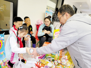 　孩子們擺起“地?cái)偂笔圪u物品。本組圖片由華山街道供圖